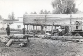 Установка сруба каретного сарая, 1986-1989 гг.