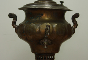 Самовар в форме вазы, расчеканенный ложками. Конец XIX  в., Россия.