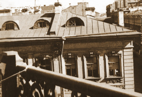 Вид с балкона квартиры М.И. Чайковского на Малой Морской улице на дом княгини Н.П. Голициной.
