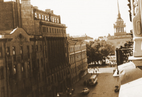 Вид в сторону Адмиралтейства с балкона дома №13 на Малой Морской улице, где жили М.И. Чайковский и В.Л. Давыдов.