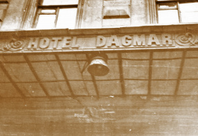 Сохранившаяся вывеска над подъездом гостиницы «Дагмара».
