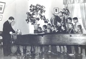 Школьники возле ученического рояля П.И. Чайковского, 1960-е гг.
