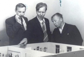 Б.Я. Аншаков, В.У. Фонарёв и А.П. Лошкарёв  в музее П.И. Чайковского  при обсуждении макета экспозиции музея, 1974 год