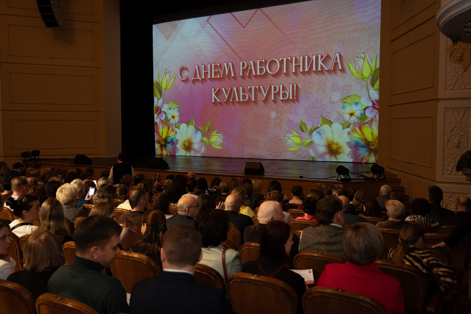 В Русском драматическом театре Удмуртии отметили День работника культуры