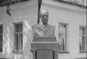 Памятник Петру Ильичу Чайковскому в Воткинске (автор М.Х. Тутынин), 1940 г. 