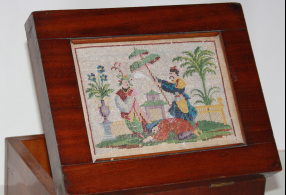 Шкатулка из красного дерева, с бисерной вставкой на крышке с изображением китайского мандарина. XIX в., первая половина, Российская империя 