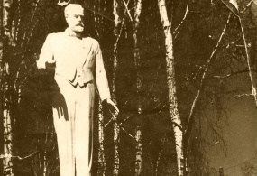 Памятник П.И. Чайковскому в городском саду. Фото из семейного альбома В.С. Ларионова. Воткинск 1958 г.
