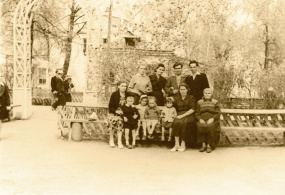Фото из семейного альбома семьи Федотовых-Никитиных. В саду П.И. Чайковского. Воткинск 1959 г.
