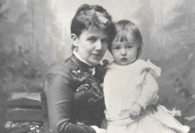 Александра Ильинична Давыдова (Чайковская) с ребёнком.  Российская империя, Каменка, 1870-е годы.