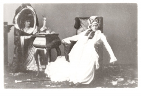 Сцена из оперы П.И. Чайковского «Пиковая дама». Мария Александровна Славина (1858-1951) в роли графини в премьерной постановке Мариинского театра. 1890 г.