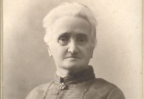 Эрнестина Александровна Спасская - жена И.А. Спасского,  старшего врача госпиталя при Воткинском заводе  в конце ХIХ - начале ХХ века.  Фото: Дмитриев М. Российская империя, г. Нижний Новгород, 1895 год.