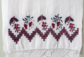 Фрагмент полотенца домотканого, украшен вышивкой (цветочный мотив) ХIХ в., конец - ХХ в. начало, Российская империя.