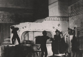 Сцена из 1 акта оперы П.И. Чайковского «Черевички». Постановка Новосибирского театра оперы и балета 1949 г. 