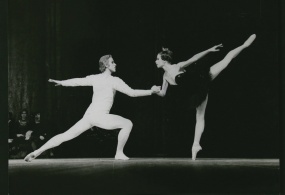 Сцена из балета П.И.Чайковского "Лебединое озеро". Одиллия - М.К. Леонова, принц - Б.Б. Акимов. Фото. ГАБТ.  1972 г.