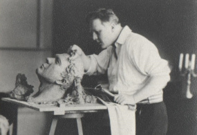 Фёдор Иванович Шаляпин работает над своим скульптурным портретом