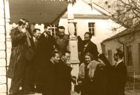 Первые посетители Дома-музея П.И. Чайковского на крыльце мемориального дома. Воткинск 1940 г.