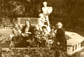 Фото из семейного альбома В.С. Ларионова. В городском саду П.И. Чайковского. Воткинск 1951 г.