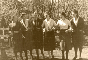 Первые посетители Дома-музея П.И. Чайковского в парке. Воткинск 1940 г.