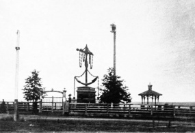 Памятник "Якорь", установленный в 1838 году на  Воткинском заводе, в честь приезда цесаревича Александра  1900-е гг.