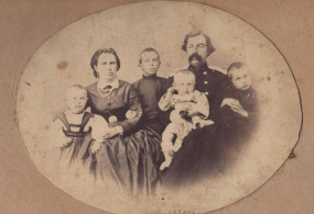7.	Василий Сильвестрович Тучемский (1831-1905) с женой Ольгой (1837-1912) и детьми Ольгой, Василием, Сергеем, Сильвестром, около 1860 года.