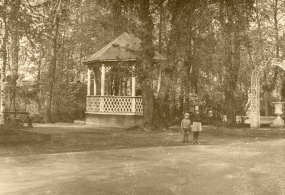 Беседка в саду П.И. Чайковского. Воткинск 1950-е гг.