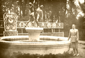Р.С. Юркова у фонтана в саду имени П.И. Чайковского. Воткинск 1957 г.