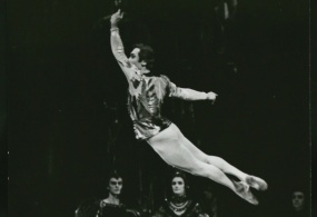 М.Л. Лавровский в роли принца Зигфрида в балете П.И.Чайковского "Лебединое озеро" Фото. ГАБТ.  1970 г.