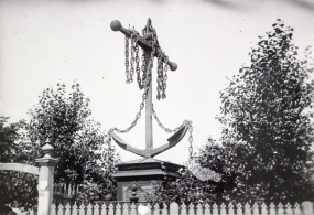 Памятник "Якорь" на плотине Воткинского завода.  Вятская губерния, 1900-е гг.